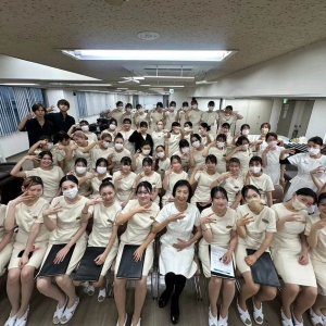 関西の美容学校「ベルエベル」の生徒さんたちに小顔美点マッサージの特別講習