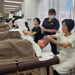 大阪と神戸の美容学園の生徒さんに「小顔美点マッサージ」の講習会